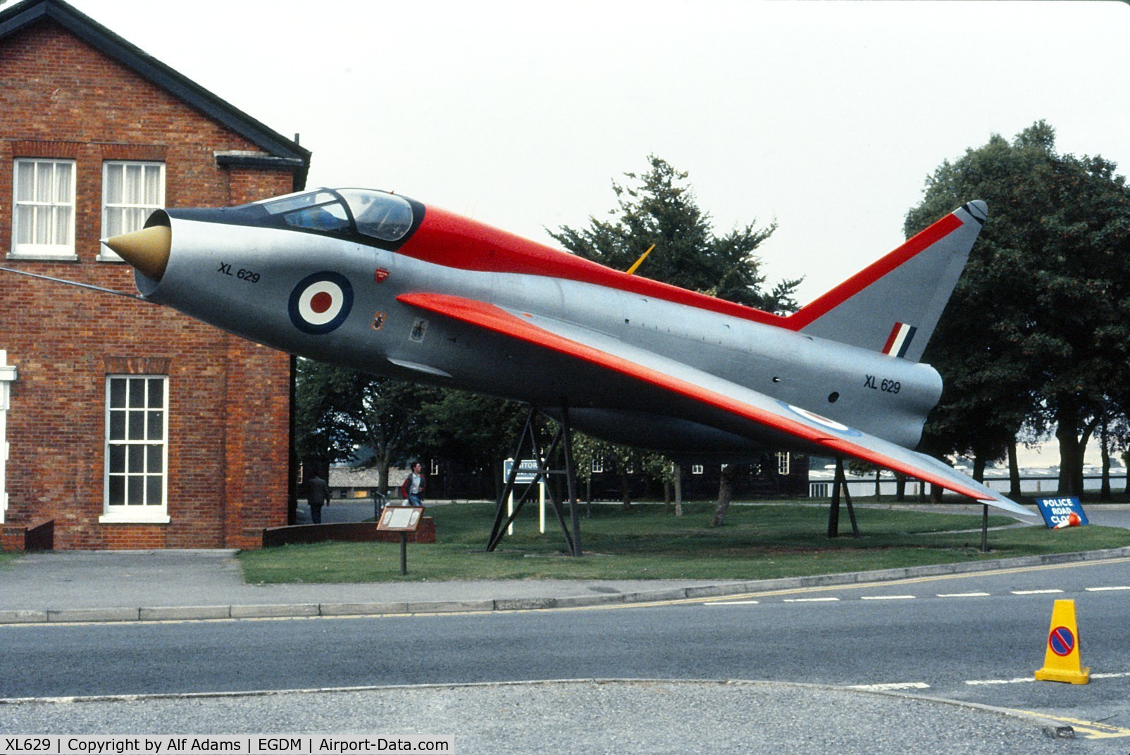 XL629, English Electric Lightning T.4 C/N 95050/B1, Shown on its pedestals in Sep 1988. At that time the gate to the base was further back and the aircraft could be seen easily.