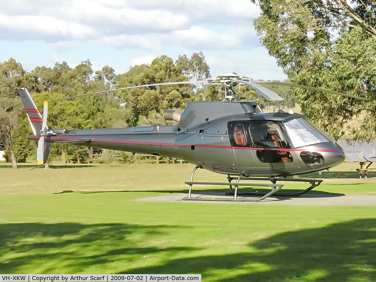 VH-XKW, 2003 Eurocopter AS-350B-3 Ecureuil Ecureuil C/N 3739, VH-XKW Luskintyre Airfield NSW 2009