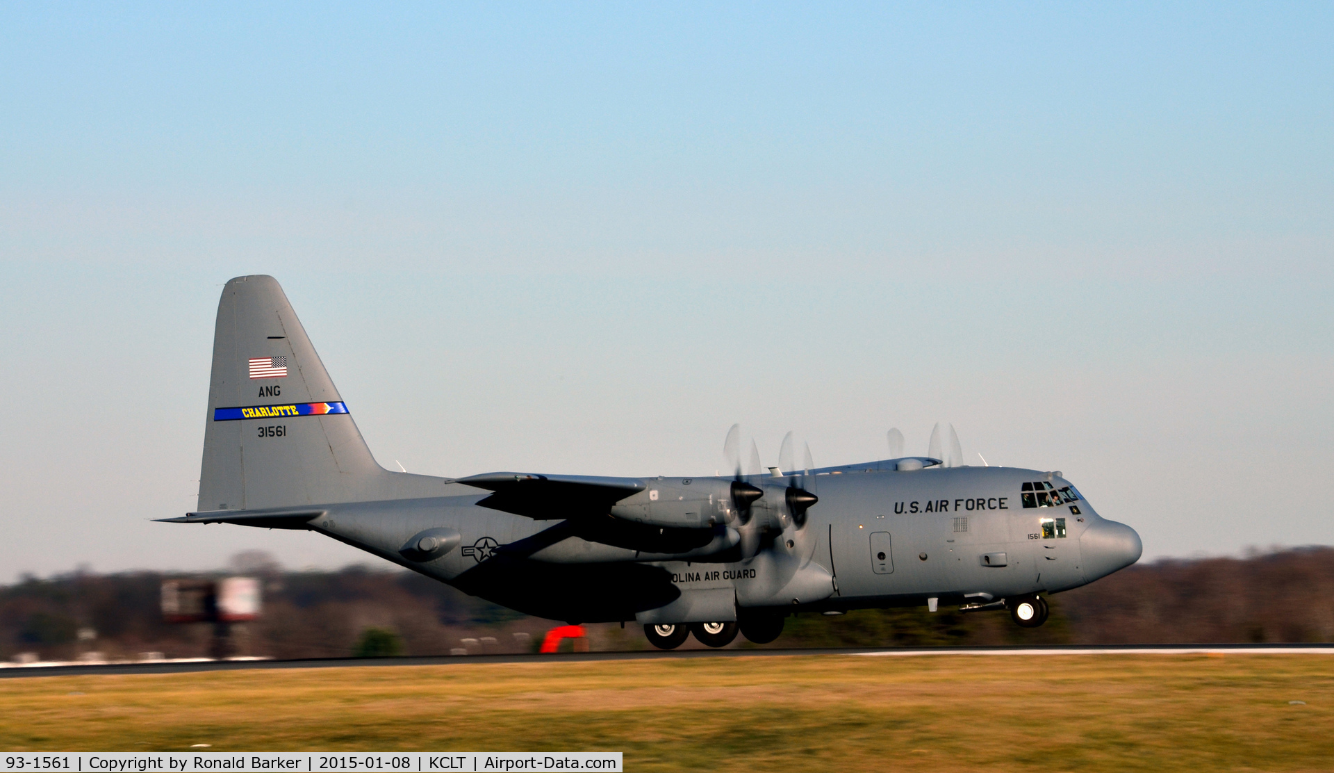 93-1561, 1993 Lockheed C-130H-3 Hercules C/N 382-5365, Touch and go CLT