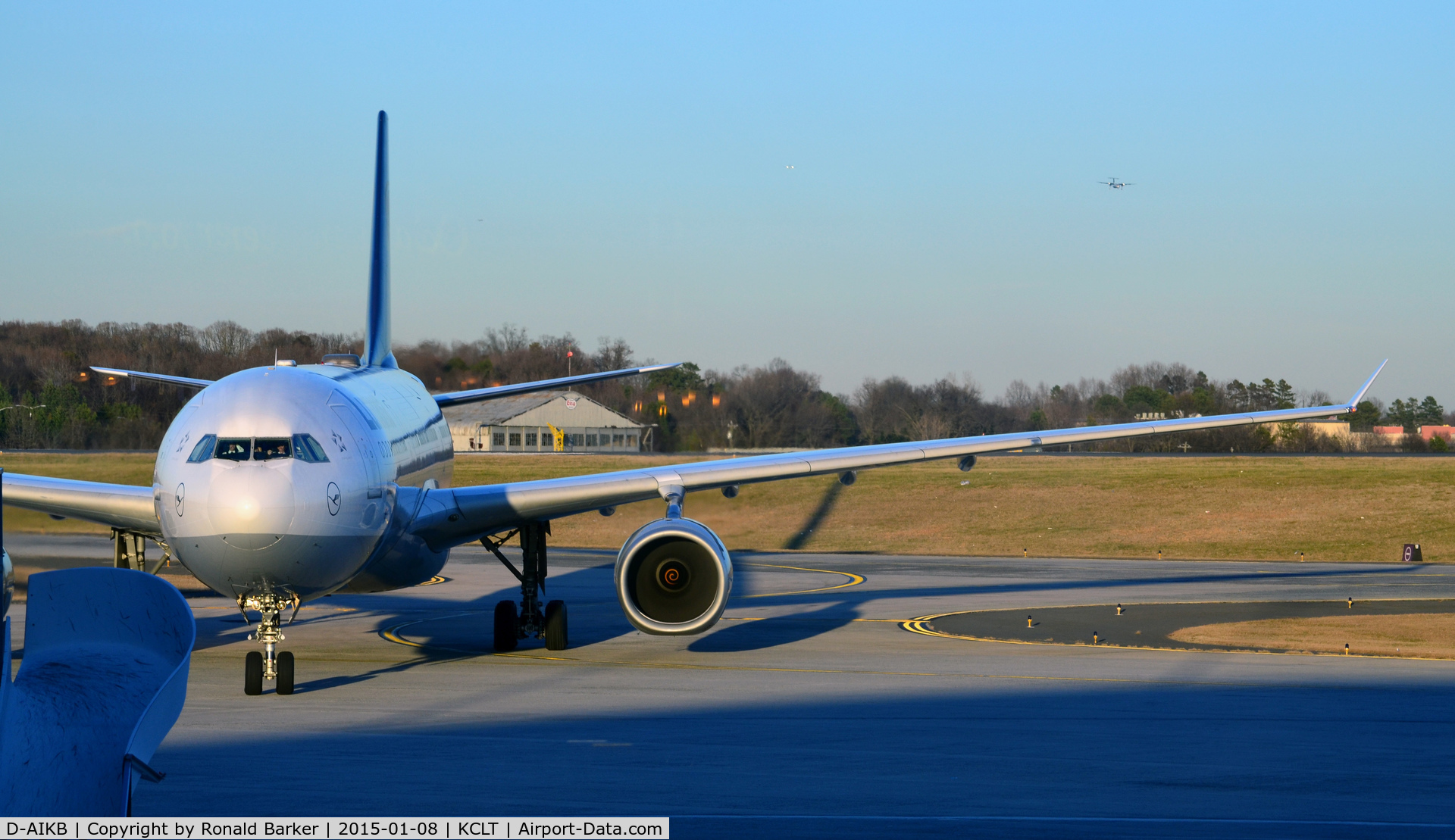 D-AIKB, 2004 Airbus A330-343X C/N 576, Taxi CLT