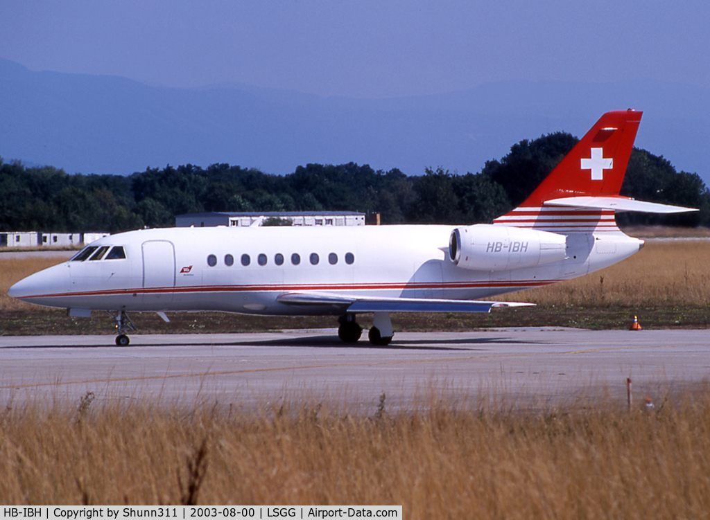 HB-IBH, 1996 Dassault Falcon 2000 C/N 042, Lining up rwy 05 for departure...
