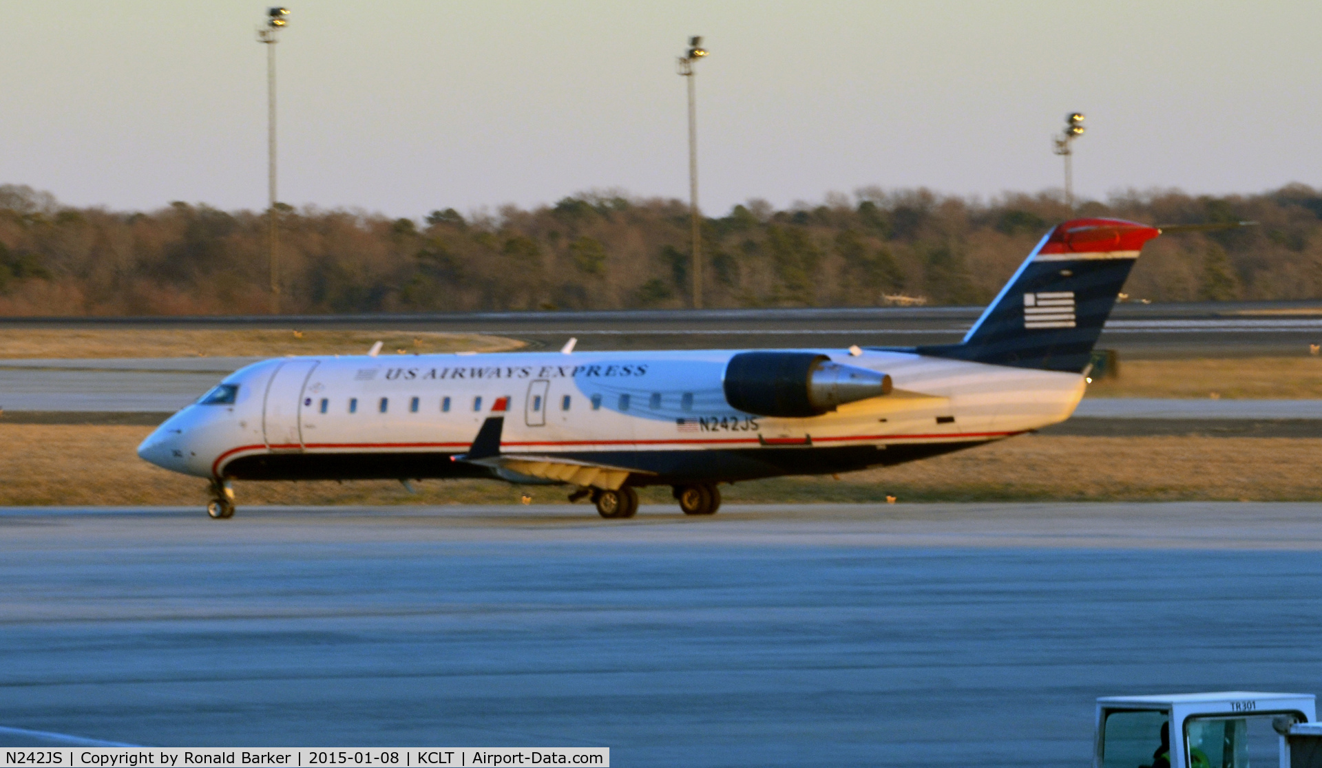 N242JS, 2004 Bombardier CRJ-200ER (CL-600-2B19) C/N 7911, Taxi CLT
