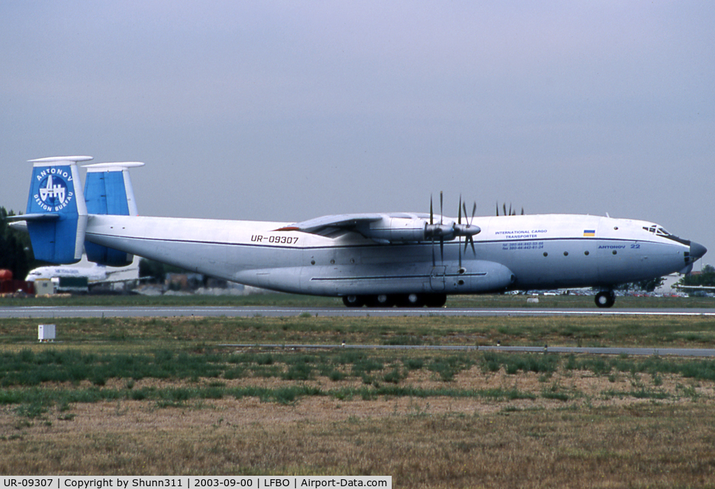 UR-09307, 1974 Antonov An-22A C/N 043481244, Ready for take off rwy 33R