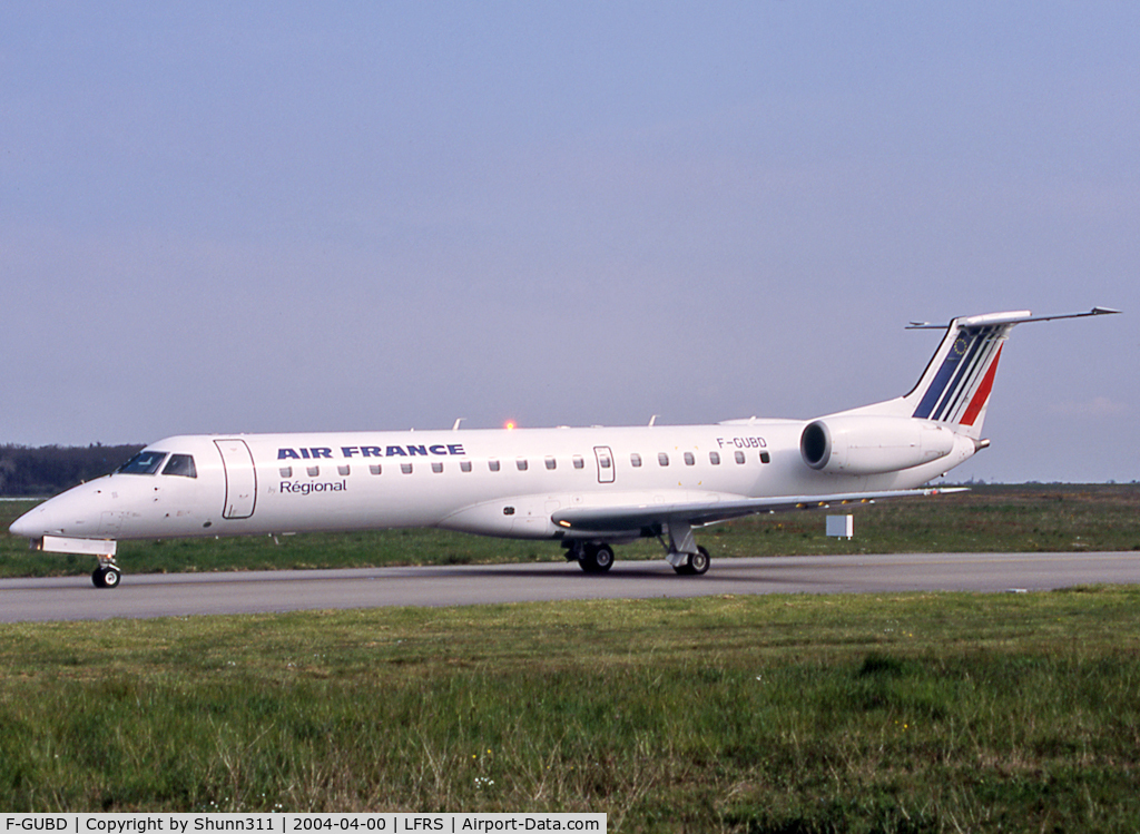F-GUBD, 2000 Embraer ERJ-145LR (EMB-145LR) C/N 145333, Taxiing holding point rwy 21 for departure...