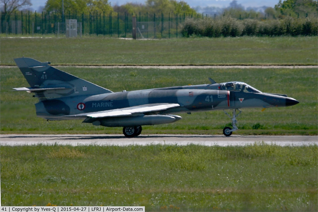 41, Dassault Super Etendard C/N 41, Dassault Super Etendard M, Taxiing to holding point rwy 08, Landivisiau Naval Air Base (LFRJ)
