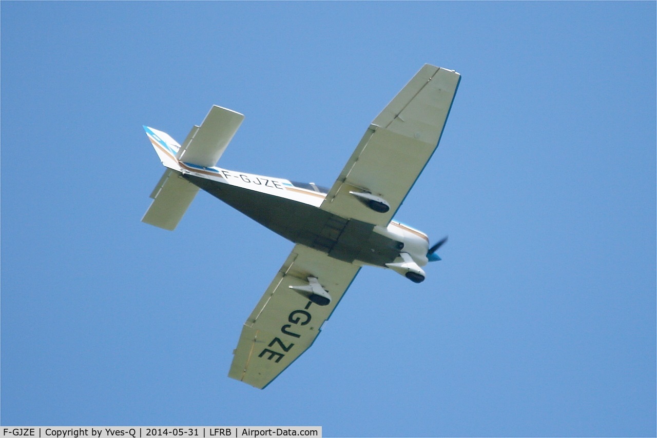 F-GJZE, Robin DR-400-120 Petit Prince C/N 2005, Robin DR-400-120, Training flight over Brest-Bretagne Airport (LFRB-BES)