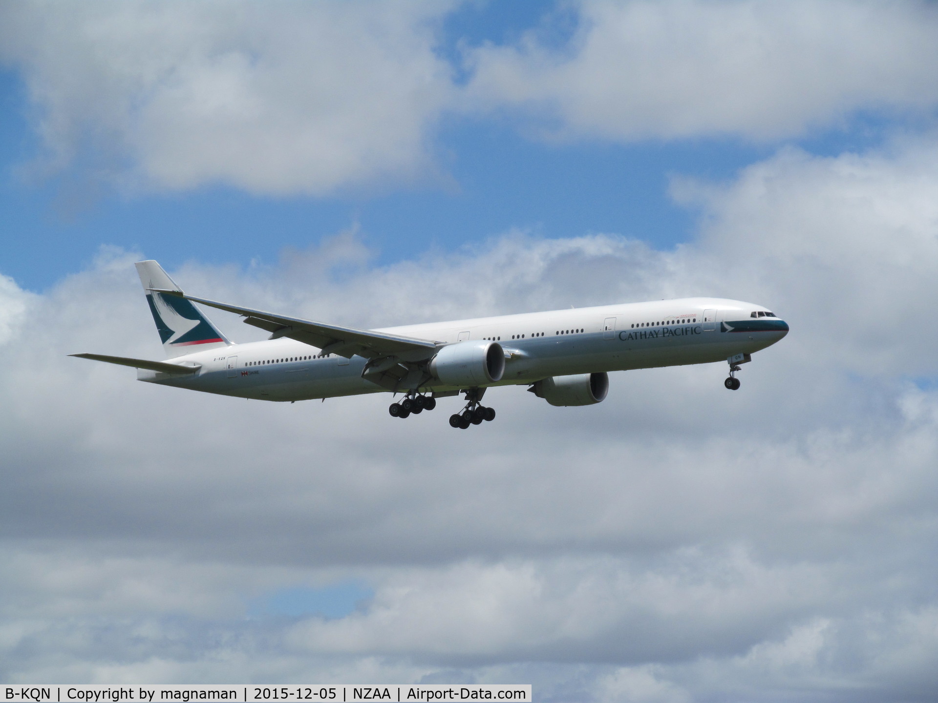 B-KQN, 2014 Boeing 777-367/ER C/N 41761, landing at AKL