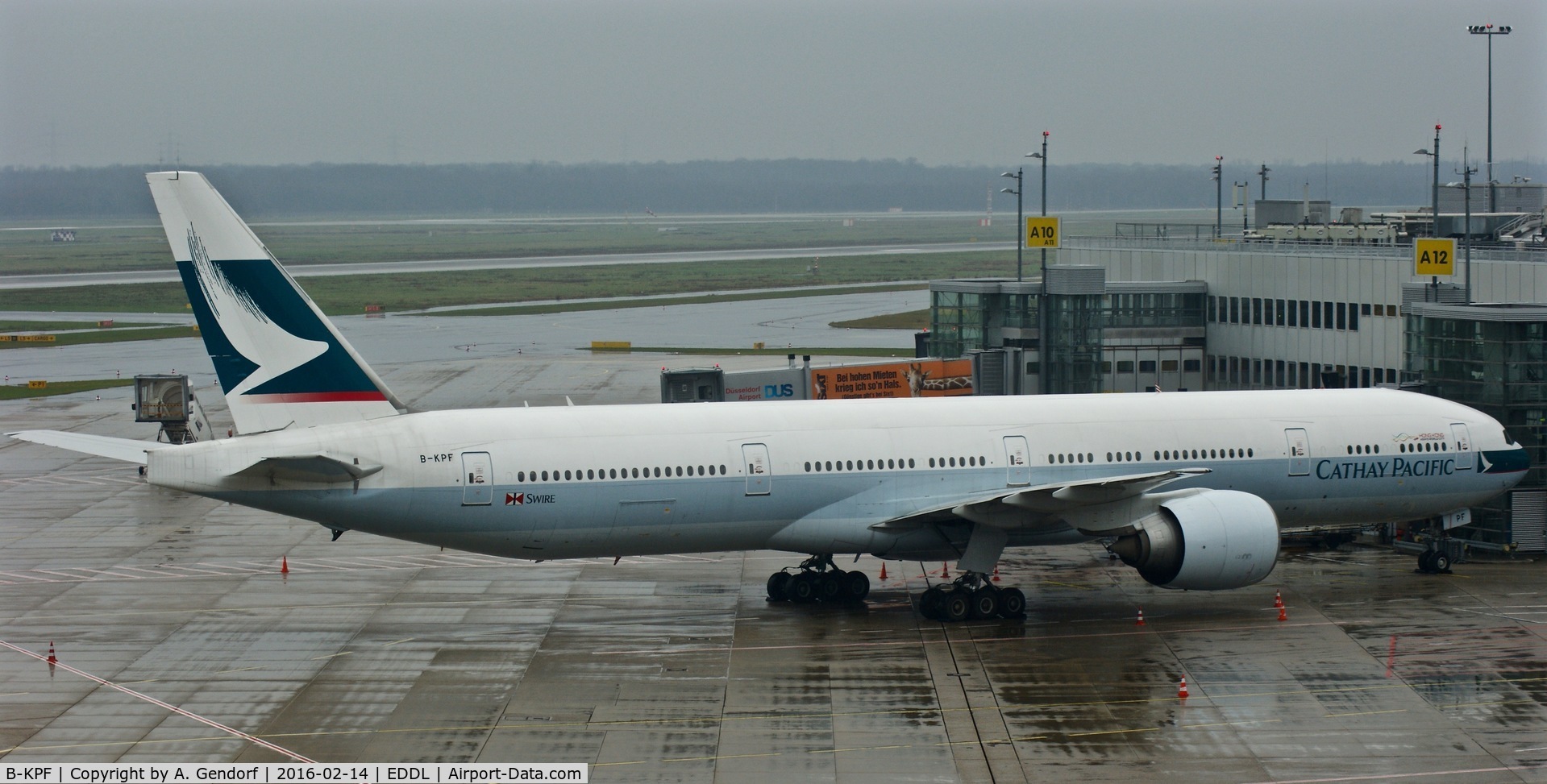 B-KPF, 2008 Boeing 777-367/ER C/N 36832/692, Cathay Pacific, is here parked at the gate at Düsseldorf Int'l(EDDL)