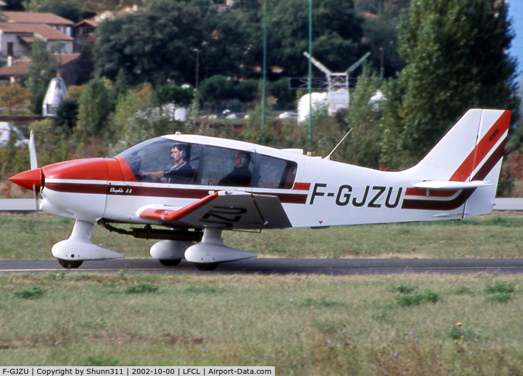 F-GJZU, Robin DR-400-120 C/N 2031, Taxiing for a new light flight over the airfield...