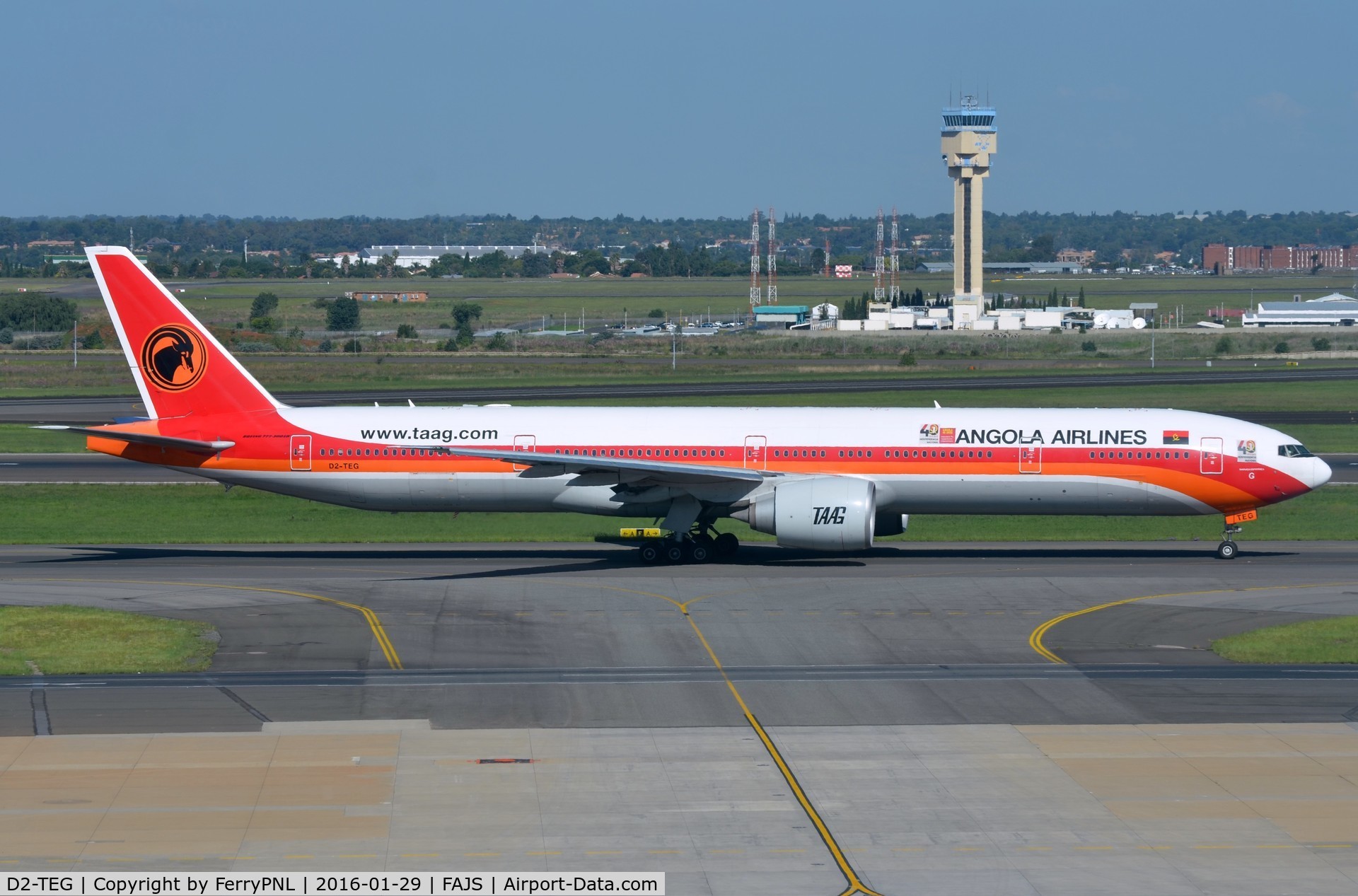 D2-TEG, 2011 Boeing 777-3M2/ER C/N 40805, TAAG B773 departing JNB.