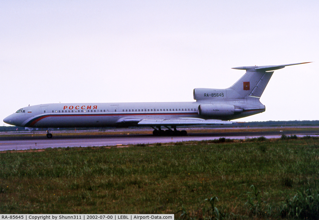 RA-85645, 1988 Tupolev Tu-154M C/N 88A782, Waiting holding point rwy 20 before departure...