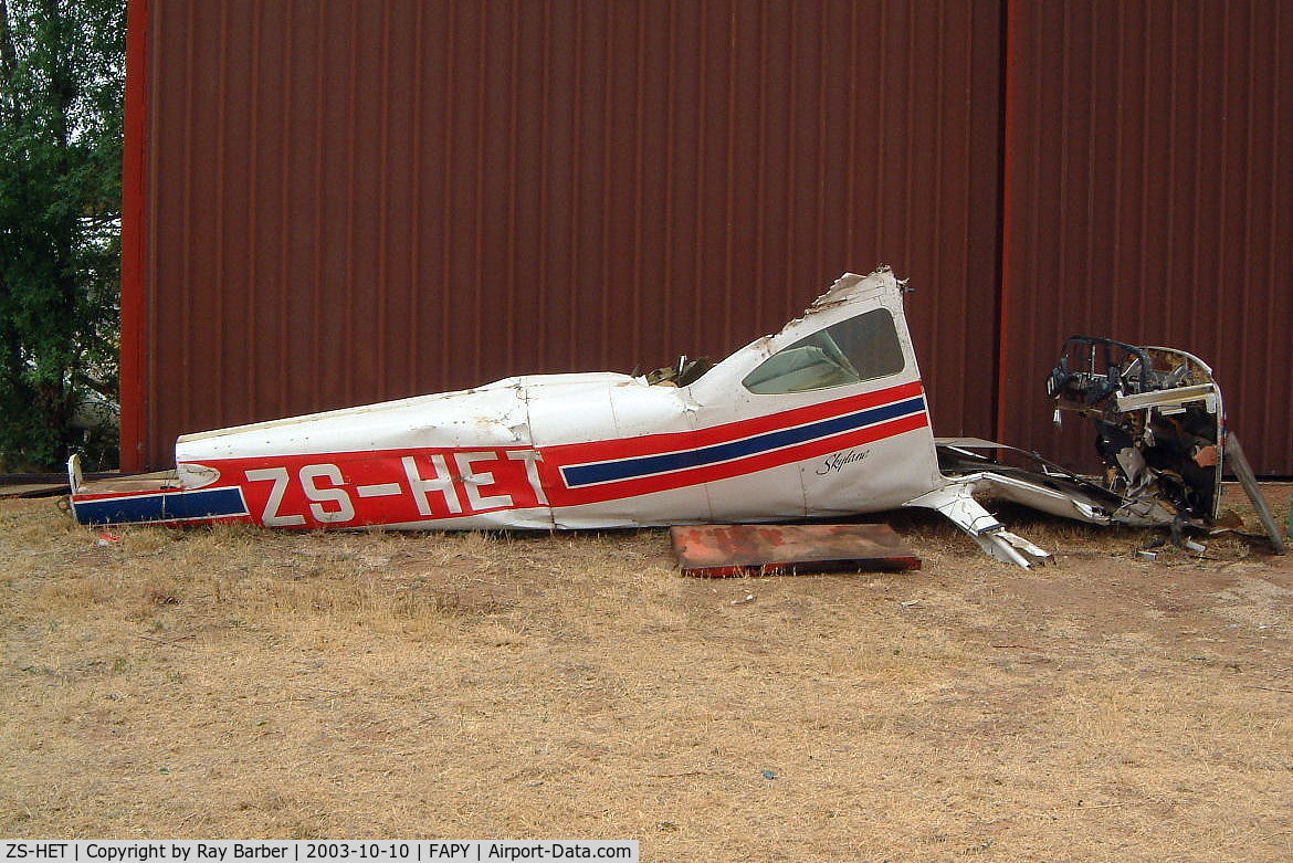 ZS-HET, Cessna 182P Skylane C/N 18263146, Cessna 182P Skylane [182-63146] Parys~ZS 10/10/2003. Stored wreck.