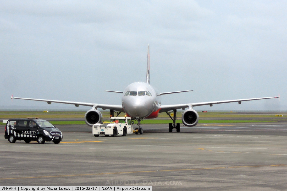 VH-VFH, 2012 Airbus A320-232 C/N 5211, At Auckland