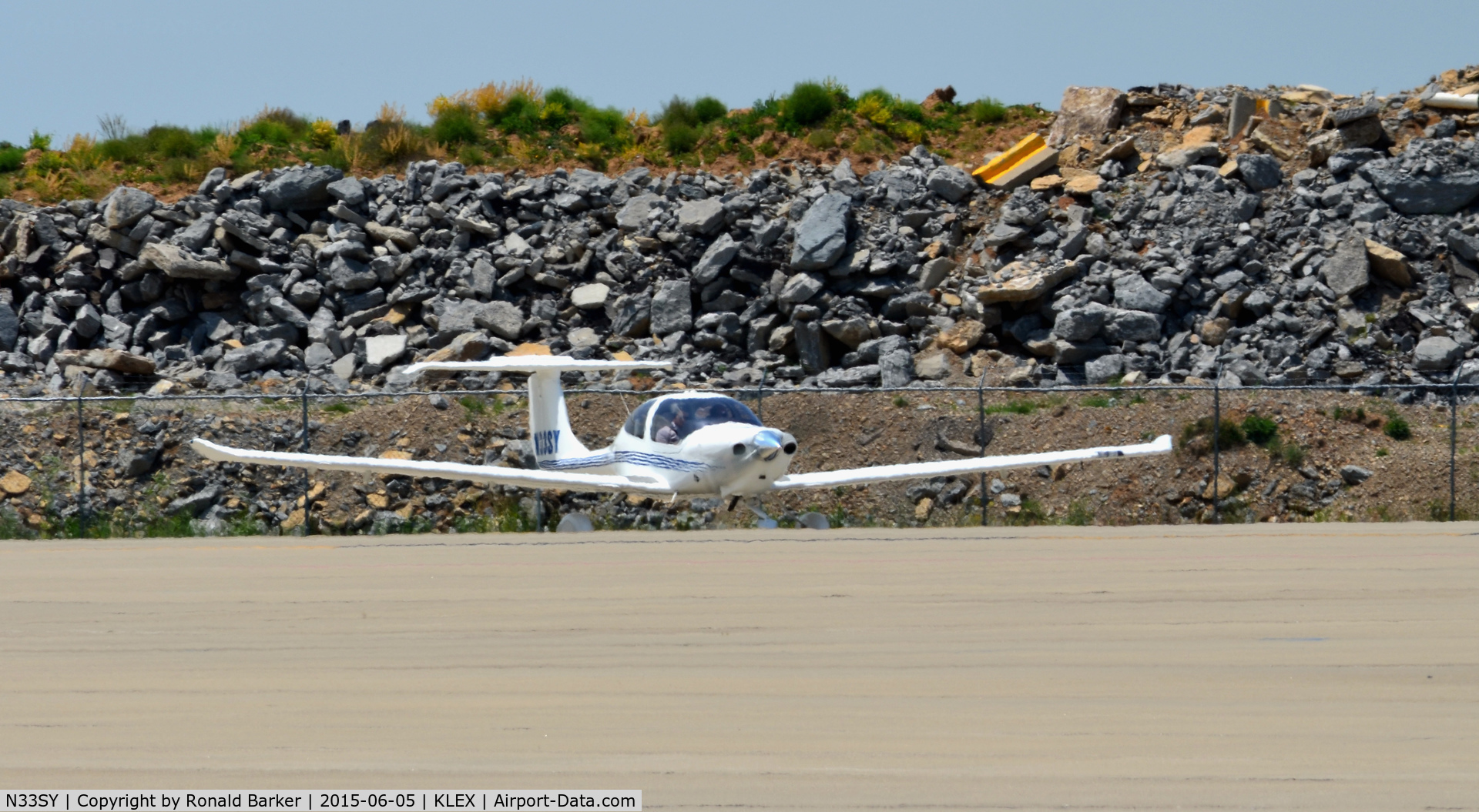 N33SY, 2004 Diamond DA-40 Diamond Star C/N 40.370, Taxi Lexington