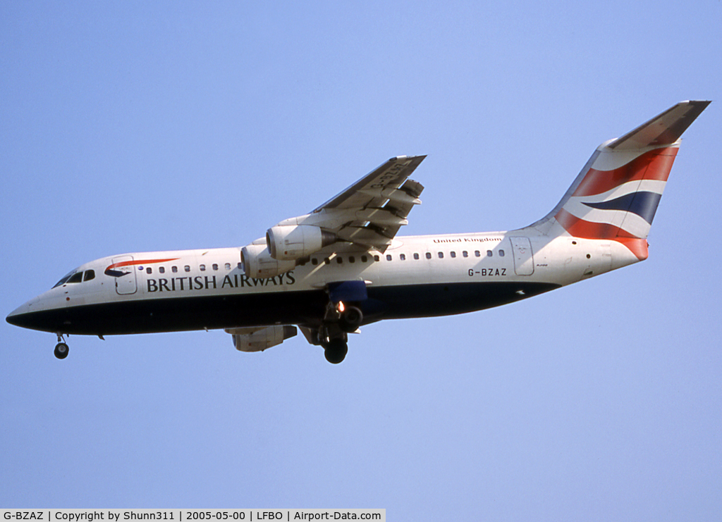 G-BZAZ, 2000 British Aerospace Avro 146-RJ100 C/N E3369, Landing rwy 32L