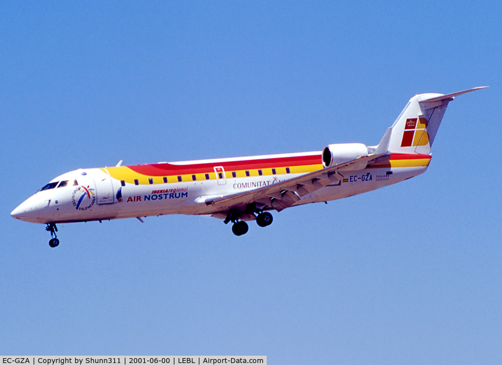 EC-GZA, 1998 Canadair CRJ-200ER (CL-600-2B19) C/N 7252, Landing rwy 25
