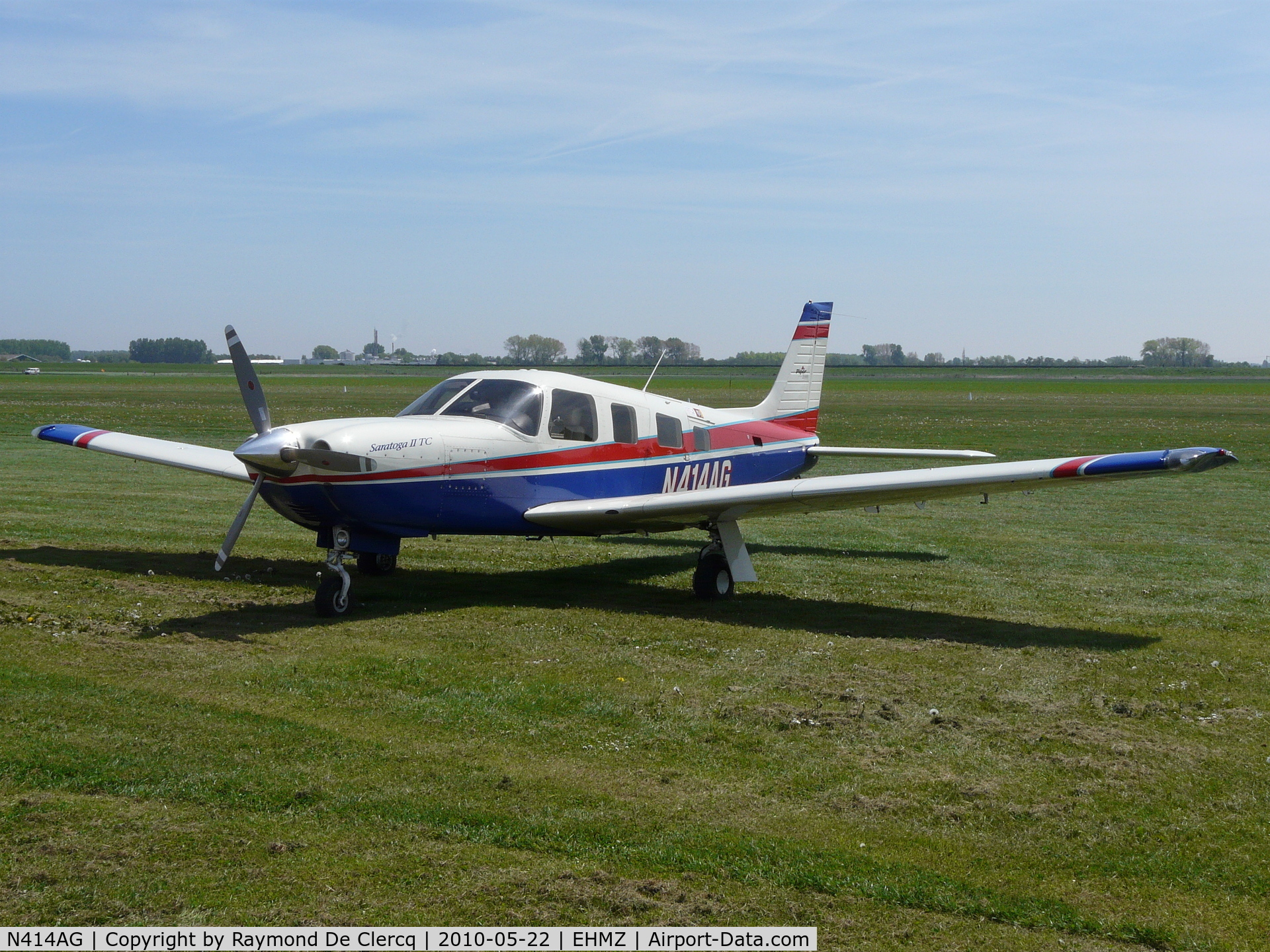 N414AG, 2000 Piper PA-32R-301T Turbo Saratoga C/N 3257184, Midden-Zeeland open door 2010.