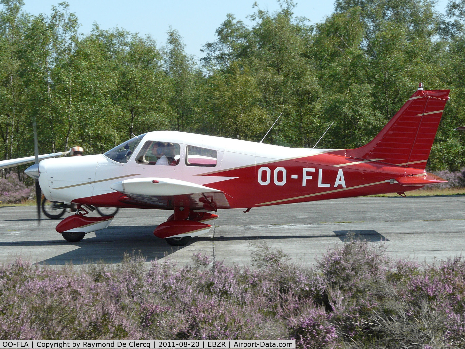 OO-FLA, 1976 Piper PA-28-140 Cherokee Cruiser C/N 28-7625105, Zoersel fly inn  2011.