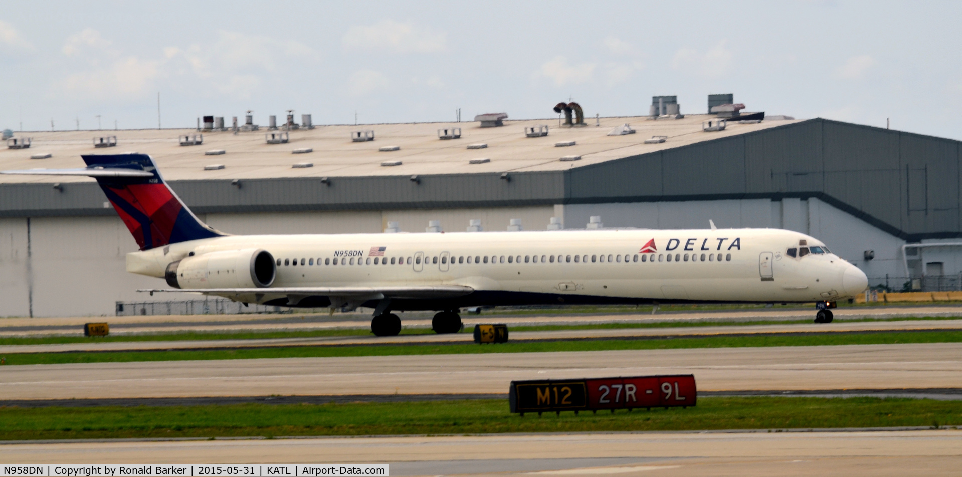 N958DN, McDonnell Douglas MD-90-30 C/N 53528, Taxi Atlanta