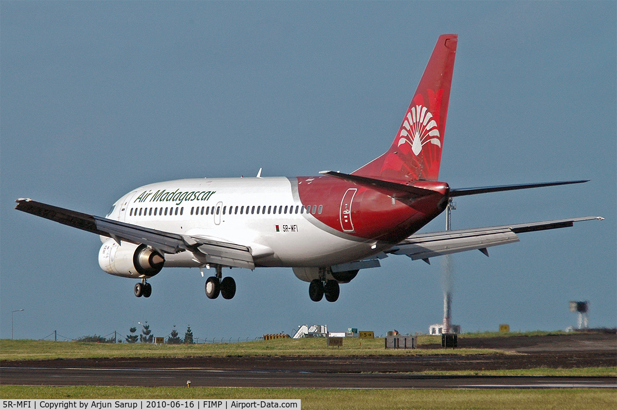 5R-MFI, 1994 Boeing 737-3Q8 C/N 26301, About to touch down on rwy 14 at Plaisance.