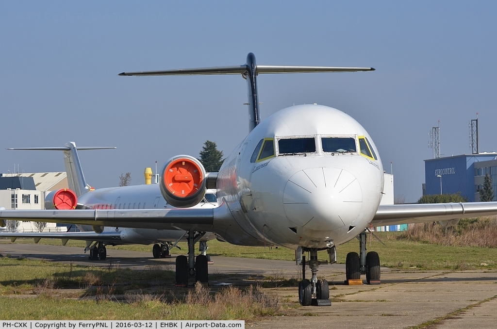 PH-CXK, 1990 Fokker 100 (F-28-0100) C/N 11313, Frontal view of this stored Fk100