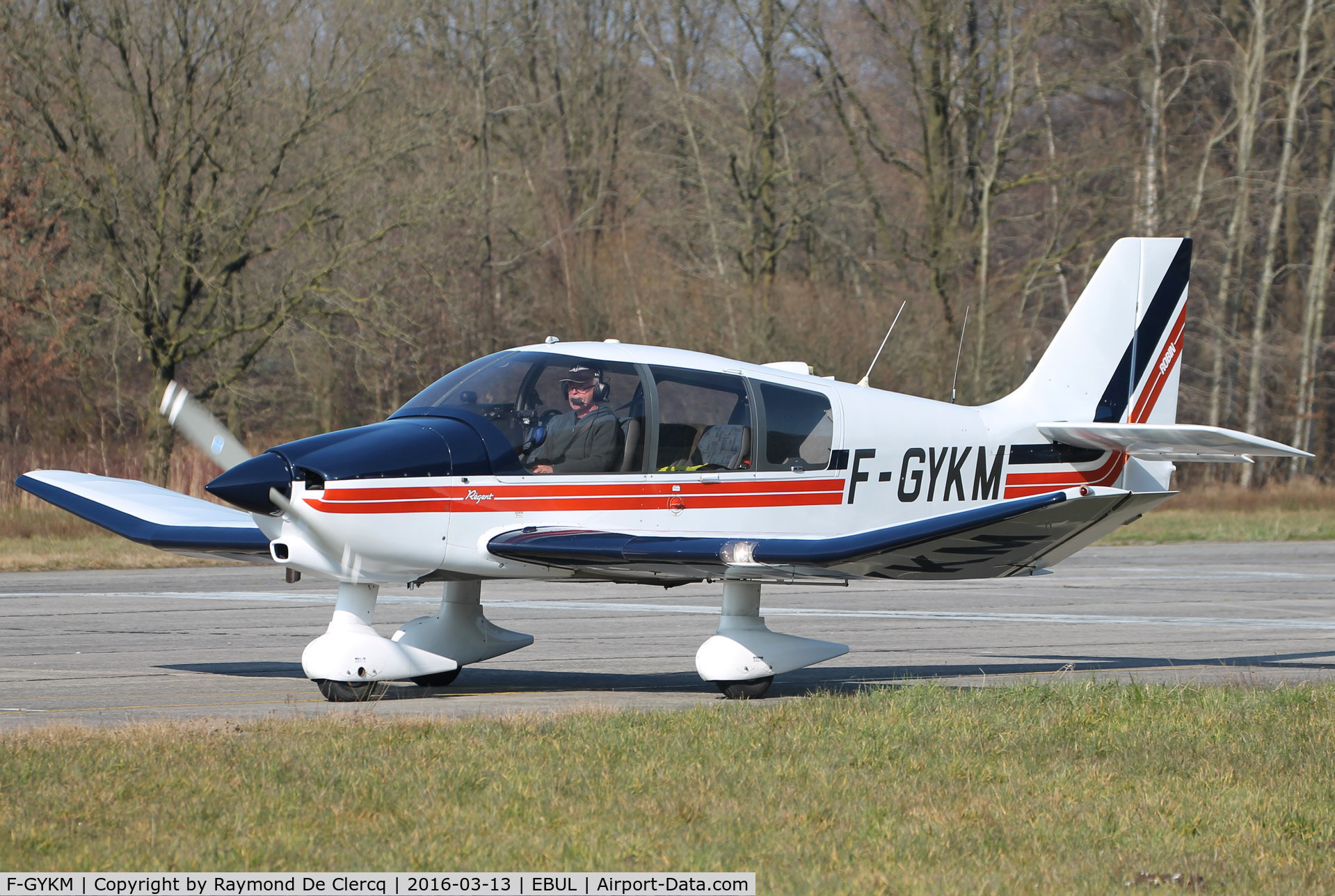F-GYKM, Robin DR-400-180 Regent C/N 2536, Taxiing.