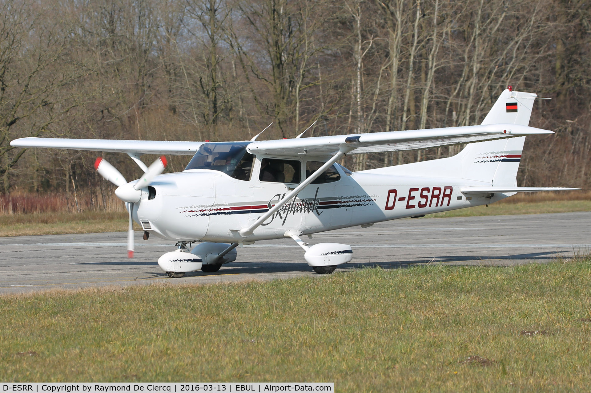 D-ESRR, 1997 Cessna 172R C/N 172-80212, Taxiing.