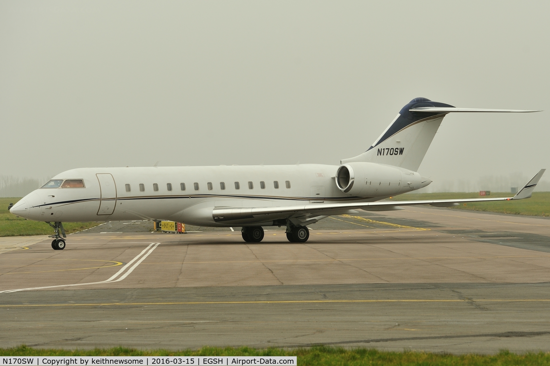 N170SW, 1999 Bombardier BD-700-1A10 Global Express C/N 9042, Misty morning arrival.