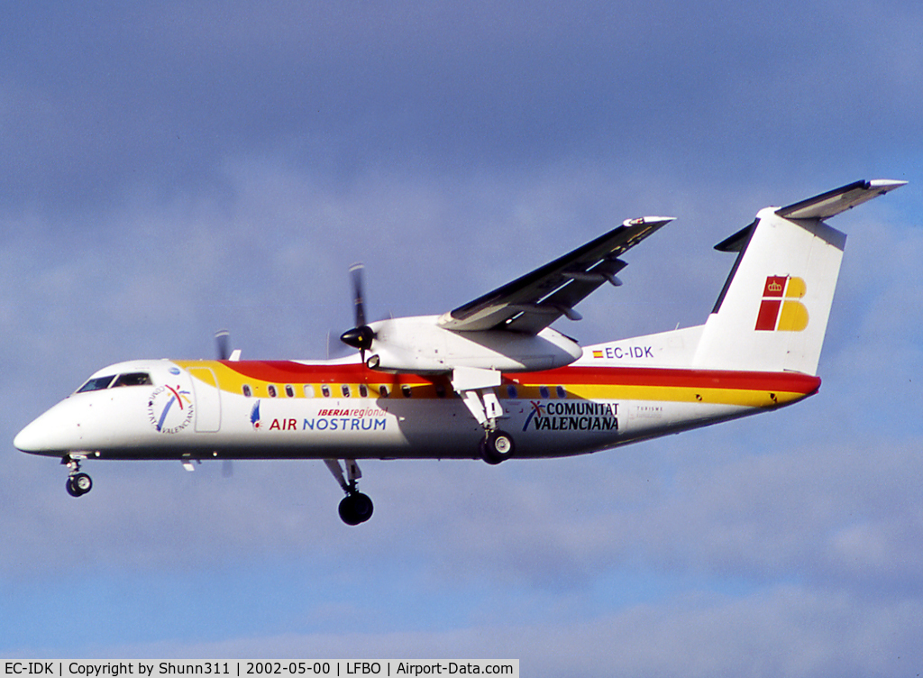 EC-IDK, 2000 De Havilland Canada DHC-8-315Q Dash 8 C/N 564, Landing rwy 33L