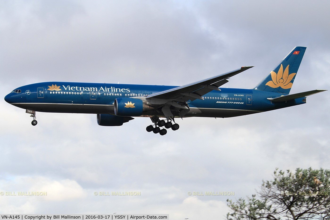 VN-A145, Boeing 777-26K/ER C/N 33504, FINALS TO 16R