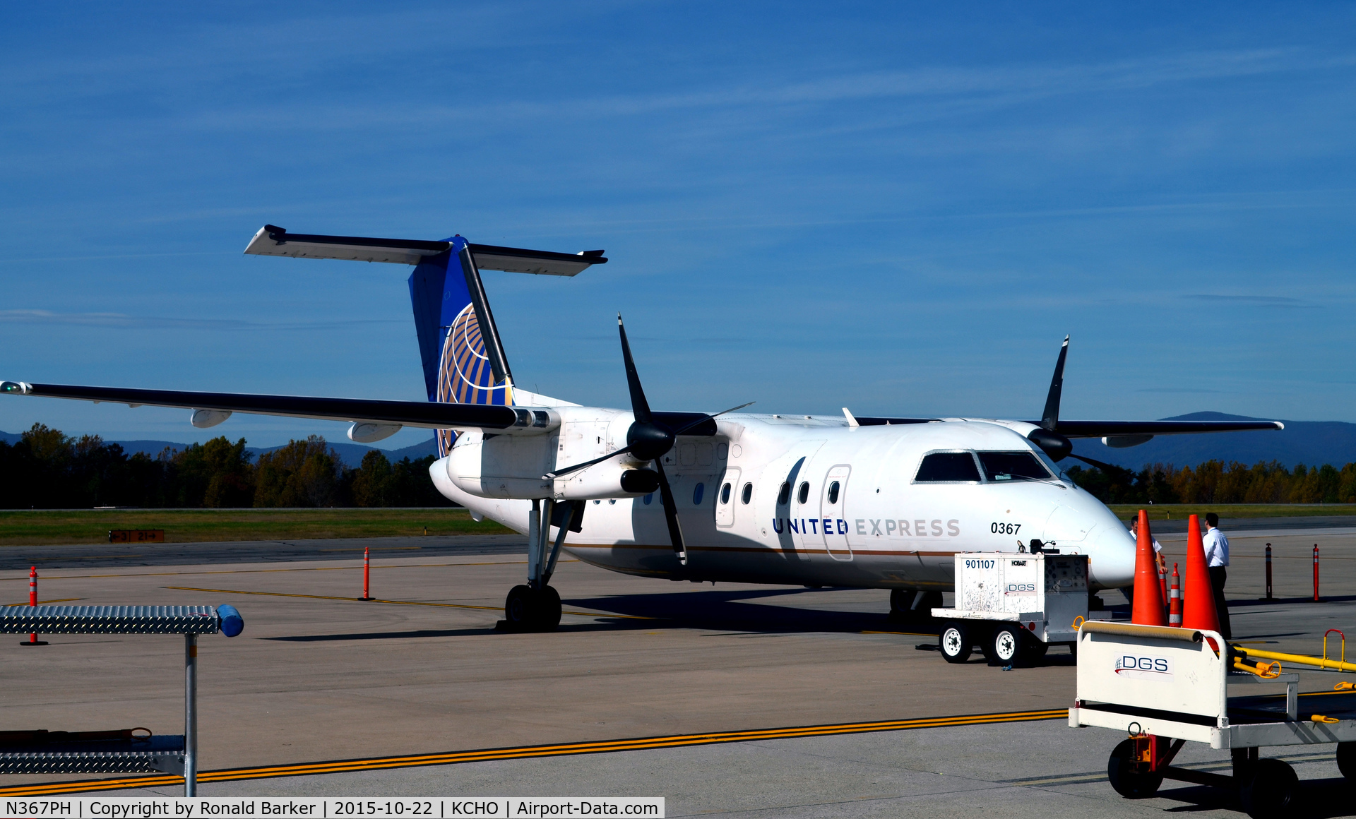 N367PH, 1998 Bombardier DHC-8-202 Dash 8 C/N 511, At the gate Charlottesville