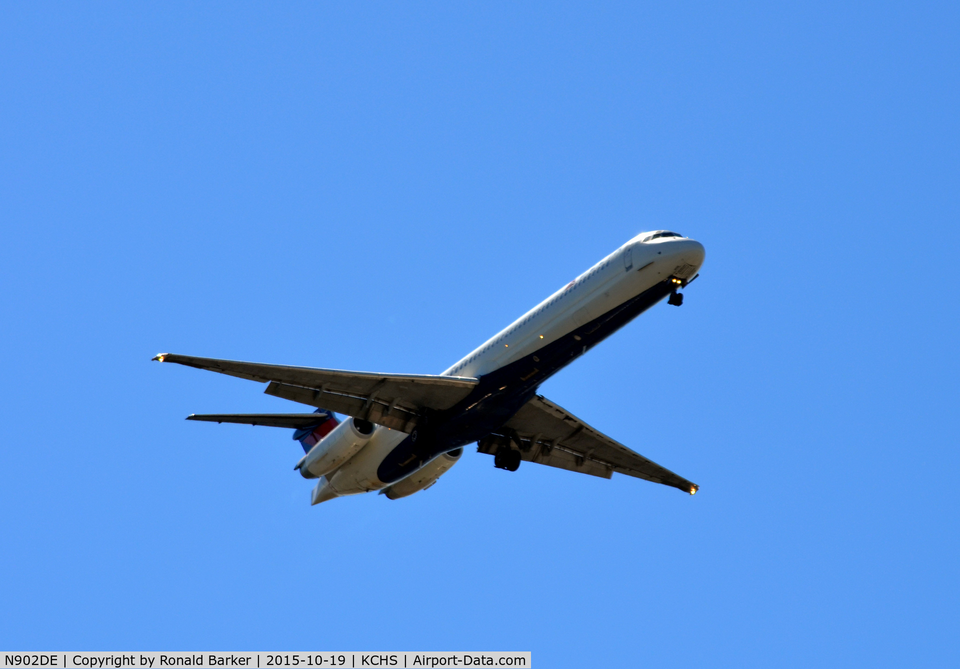 N902DE, 1992 McDonnell Douglas MD-88 C/N 53379, Landing approach Charleston