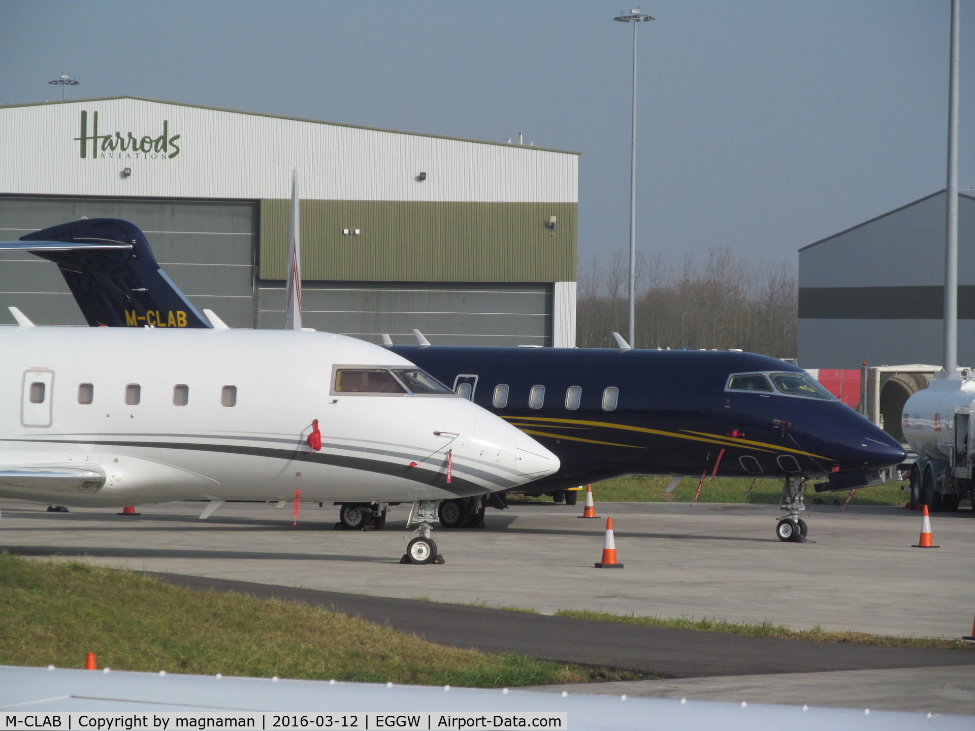 M-CLAB, 2009 Bombardier Challenger 300 (BD-100-1A10) C/N 20271, nice colours