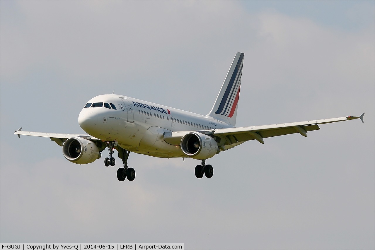 F-GUGJ, 2005 Airbus A318-111 C/N 2582, Airbus A318-111, Short approach rwy 07R, Brest-Bretagne Airport (LFRB-BES)