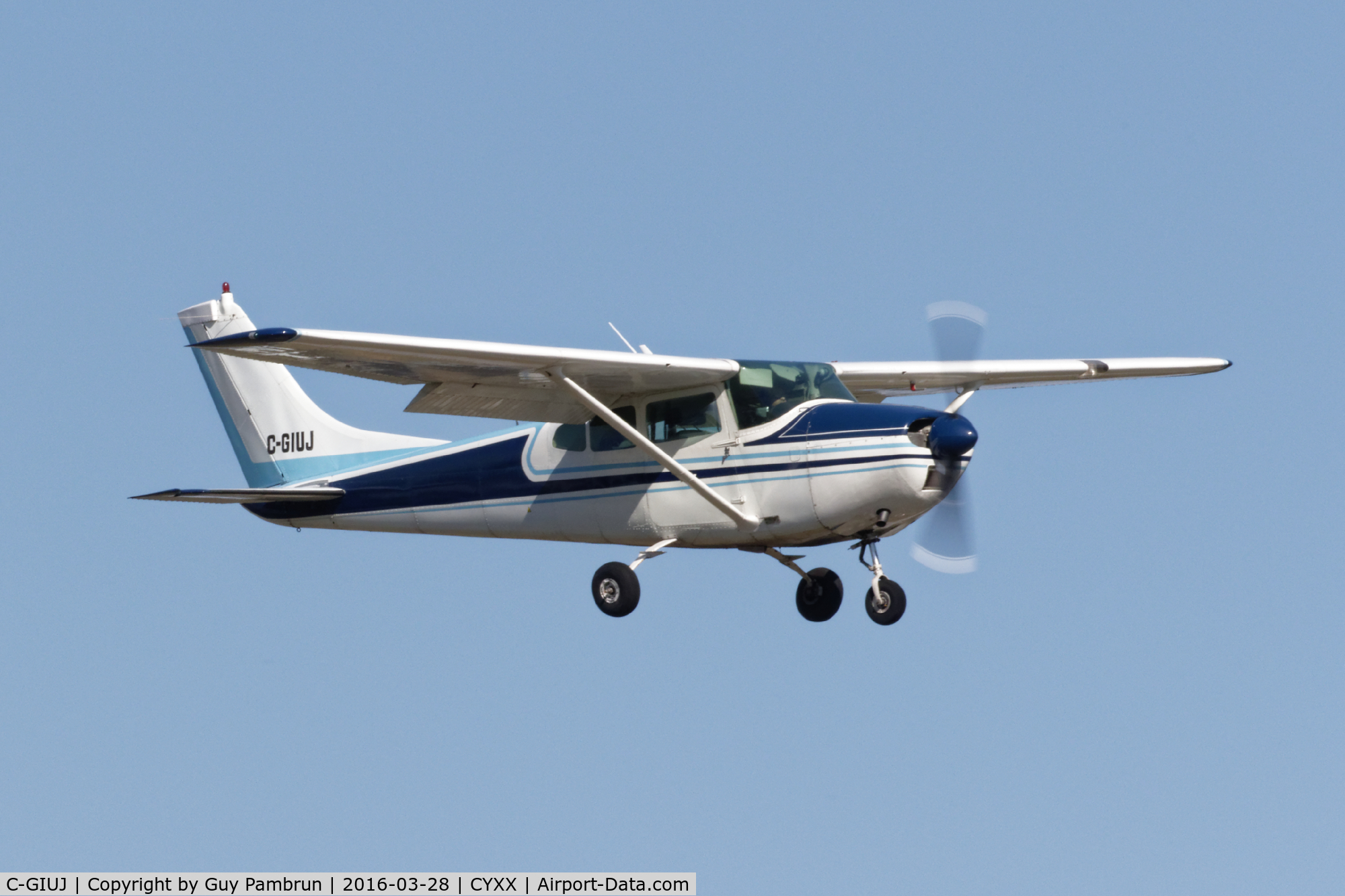 C-GIUJ, 1961 Cessna 182D Skylane C/N 18253268, Landing