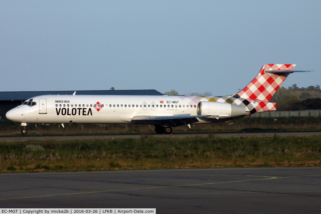 EC-MGT, 2001 Boeing 717-23S C/N 55066, Landing