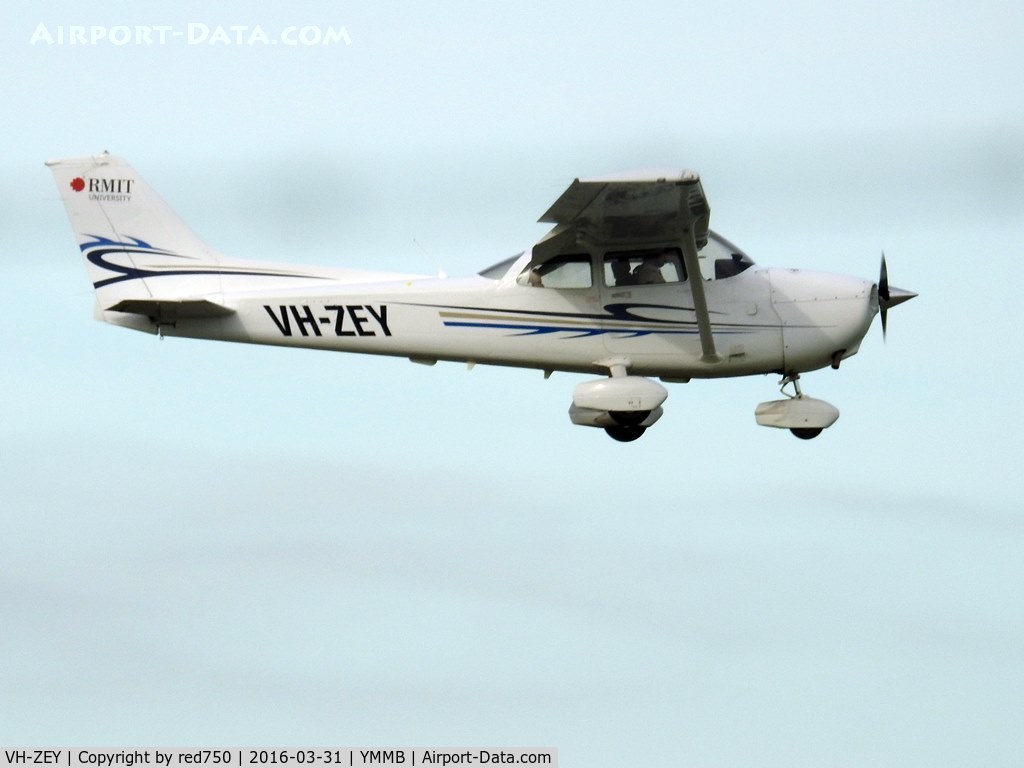 VH-ZEY, Cessna 172S C/N 172S11077, Cessna 172S VH-ZET landing at Moorabbin, Mar 31, 2016