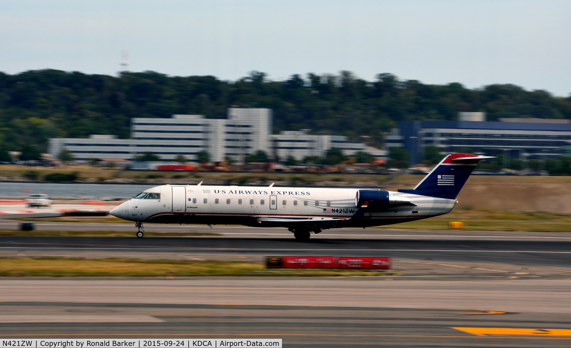 N421ZW, 1999 Bombardier CRJ-200ER (CL-600-2B19) C/N 7346, Landing National