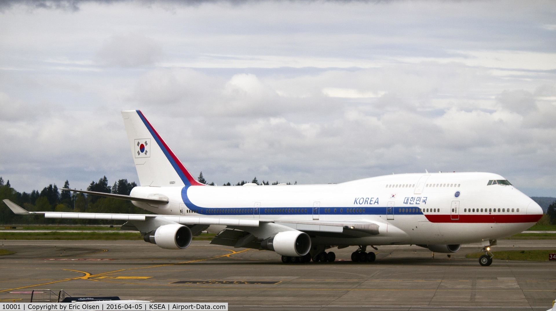 10001, 2001 Boeing 747-4B5 C/N 26412, South Korean Air Force 747 at Seatac upon arrival.