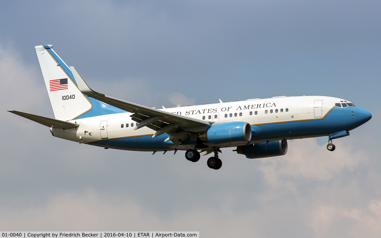 01-0040, 2000 Boeing C-40B (737-7DM BBJ) C/N 29971, on final RW09