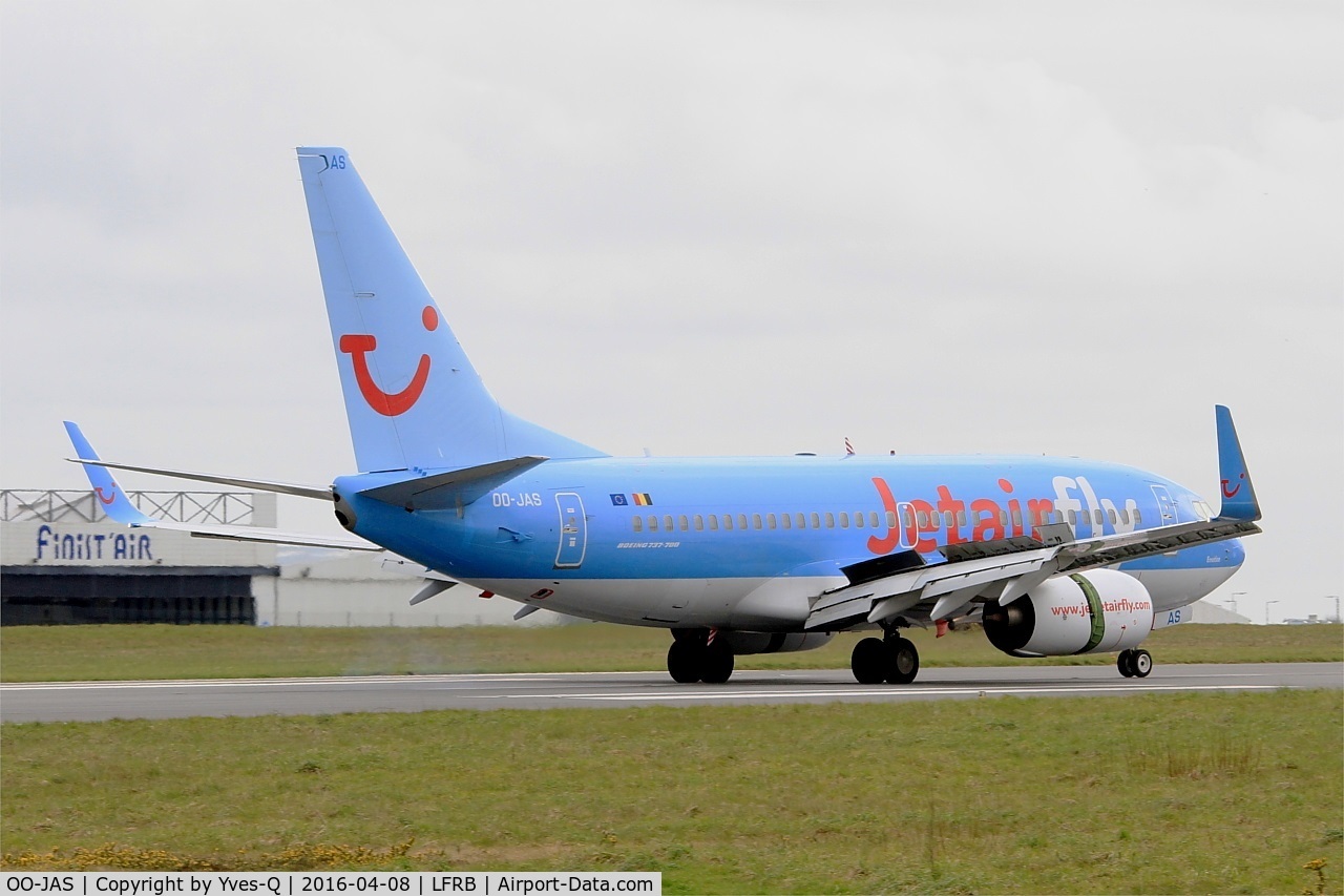 OO-JAS, 2008 Boeing 737-7K5 C/N 35144, Boeing 737-7K5, Max reverse thrust landing rwy 25L, Brest-Guipavas Regional Airport (LFRB-BES)