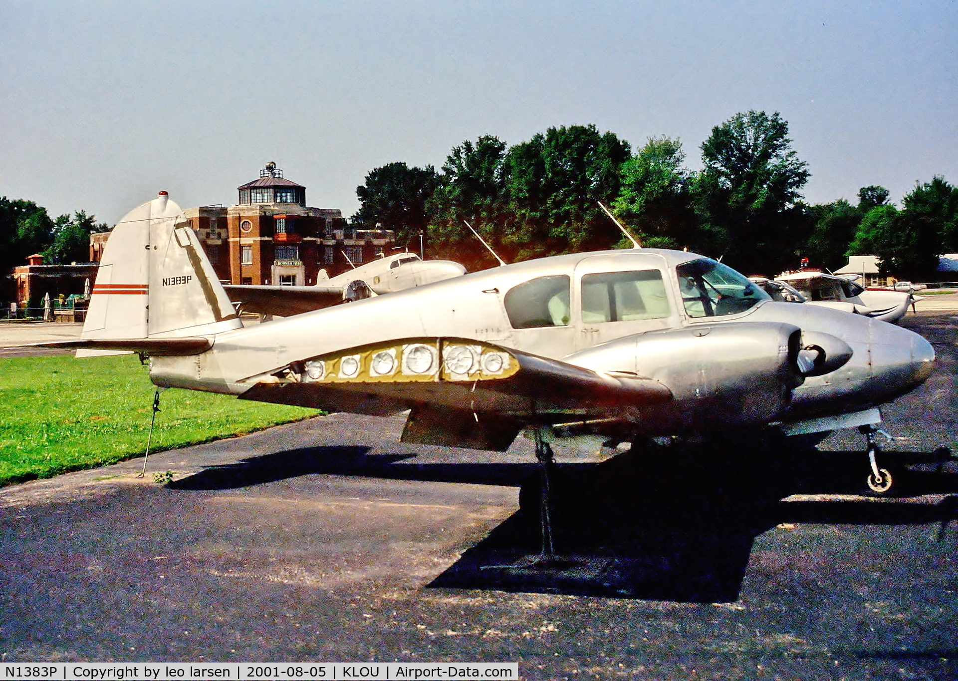 N1383P, 1956 Piper PA-23-250 Aztec C/N 23-433, Bowman Field 5.8.01