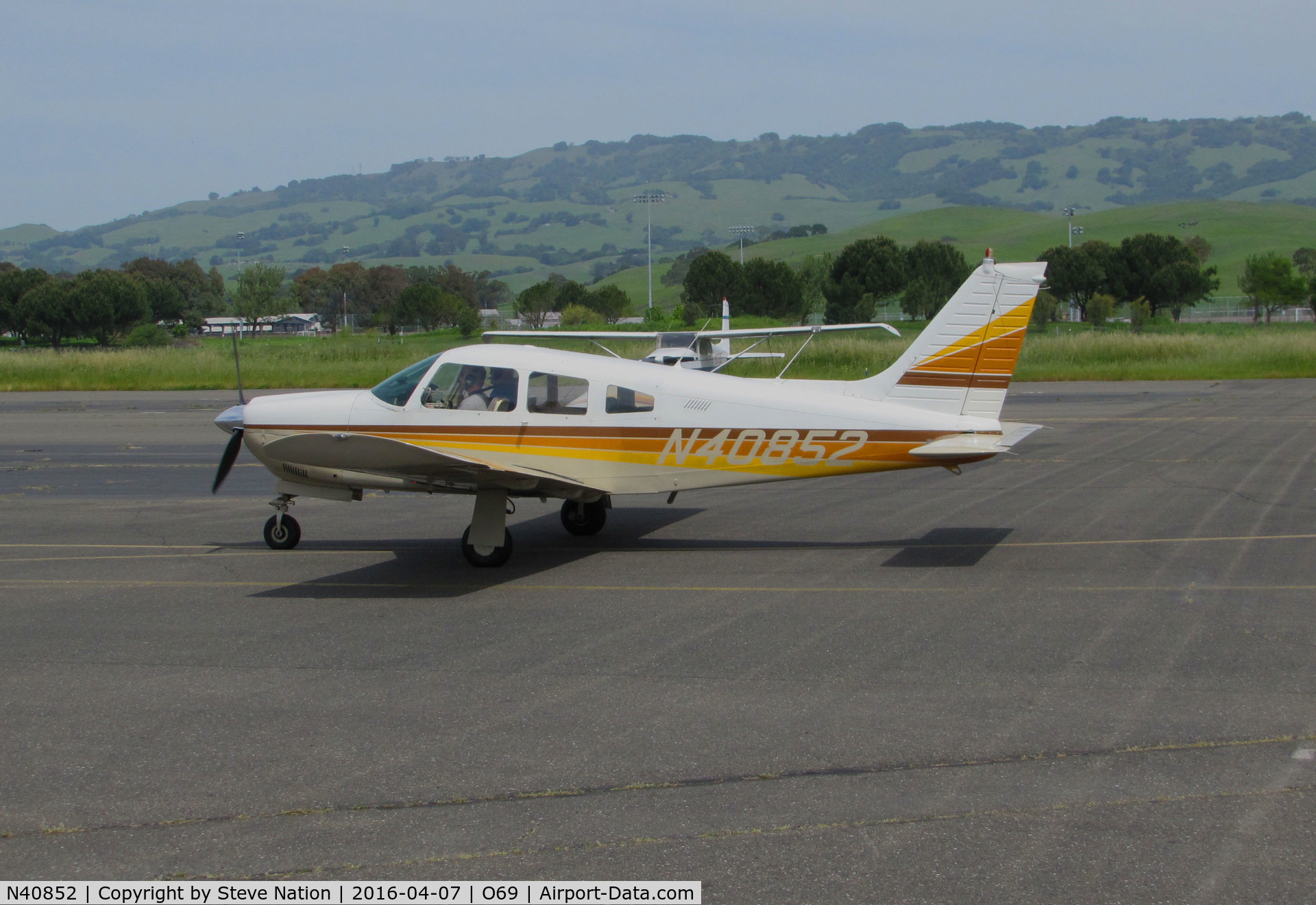 N40852, 1973 Piper PA-28R-200 C/N 28R-7435134, Locally-based 1973 Piper PA-28R-200 Cherokee taxiing to home ramp @ Petaluma Municipal Airport, CA