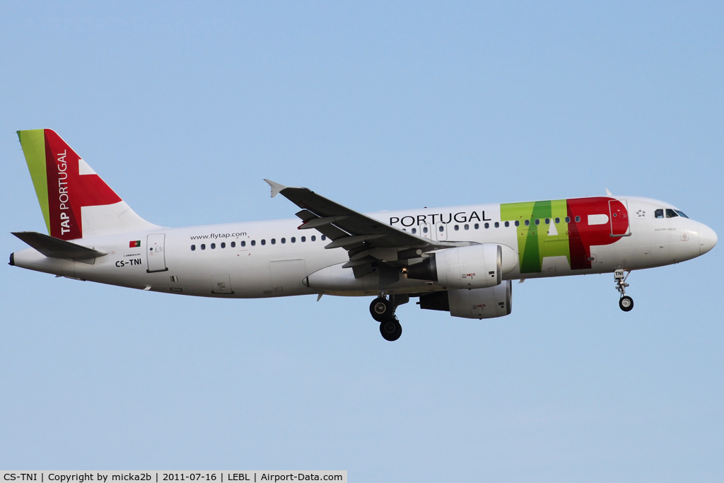 CS-TNI, 1999 Airbus A320-214 C/N 982, Landing. Scrapped in december 2020.