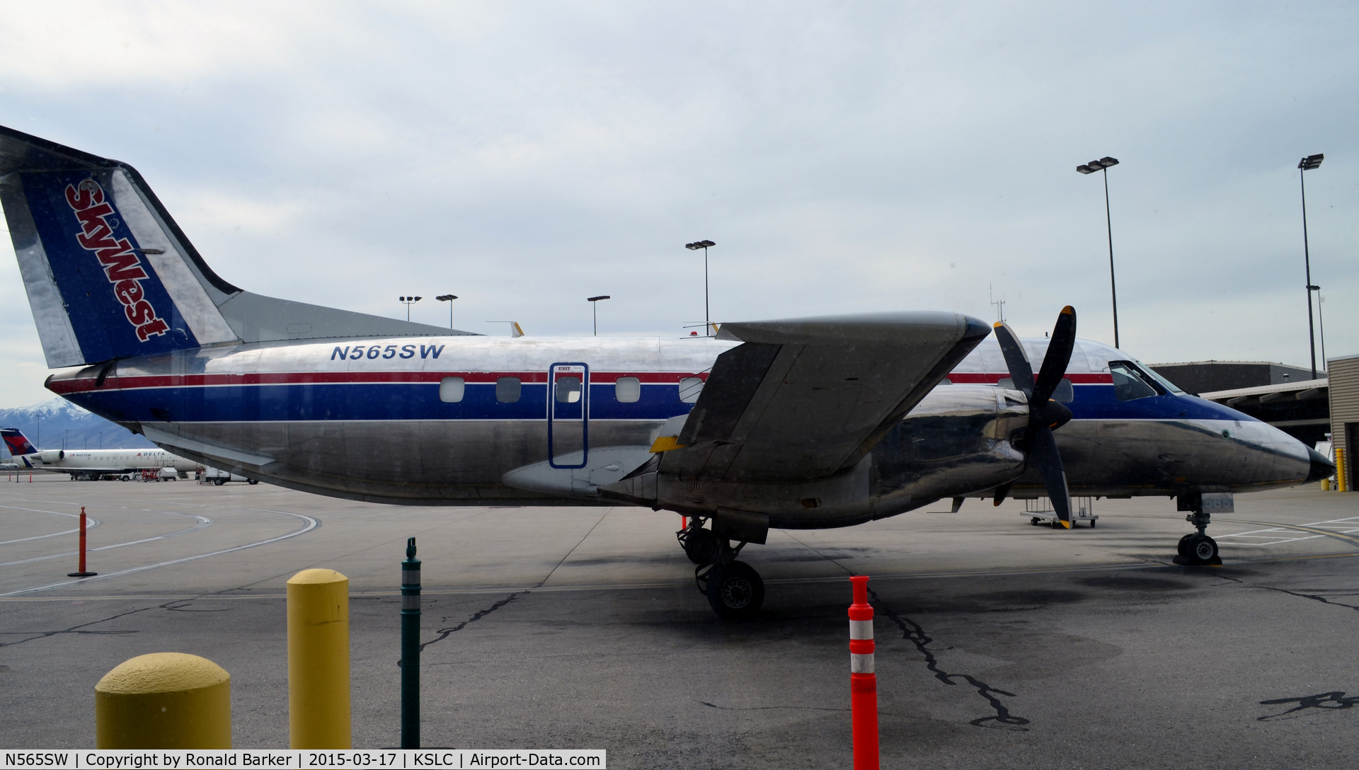 N565SW, 1998 Embraer EMB-120ER Brasilia C/N 120340, Gate E10  SLC