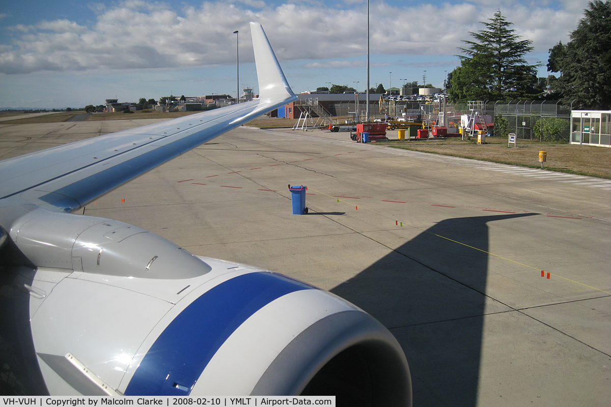 VH-VUH, 2006 Boeing 737-8FE C/N 34440/2003, Boeing 737-8FE, taxiing to take-off from Launceston, Tasmania to Melbourne, February 2008.