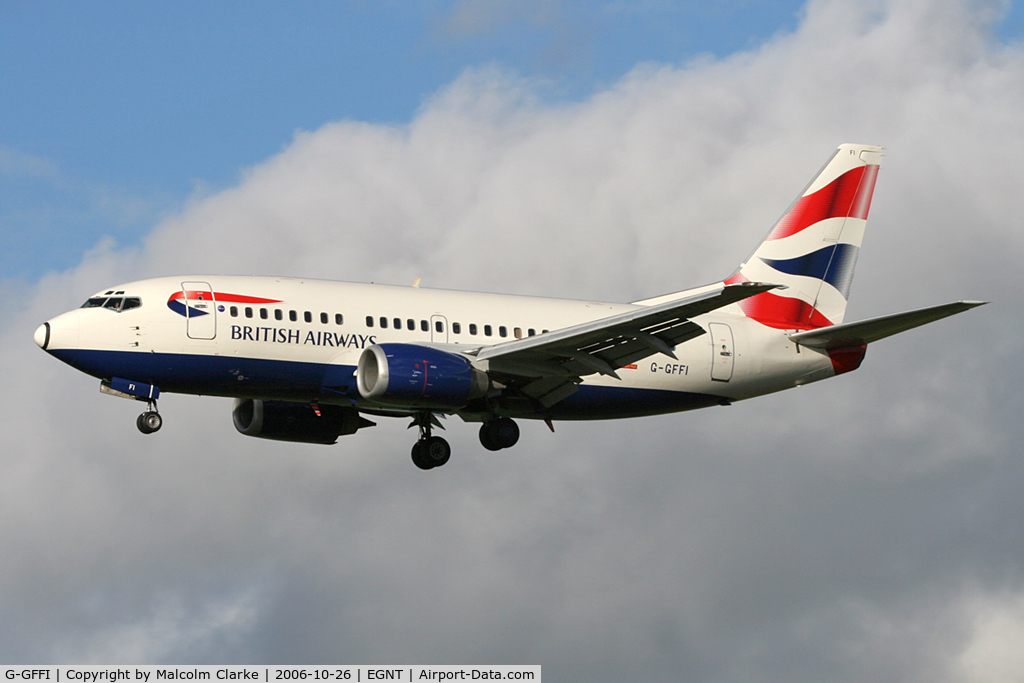 G-GFFI, 1995 Boeing 737-528 C/N 27425, Boeing 737-528 on approach to Newcastle Airport, October 2006.