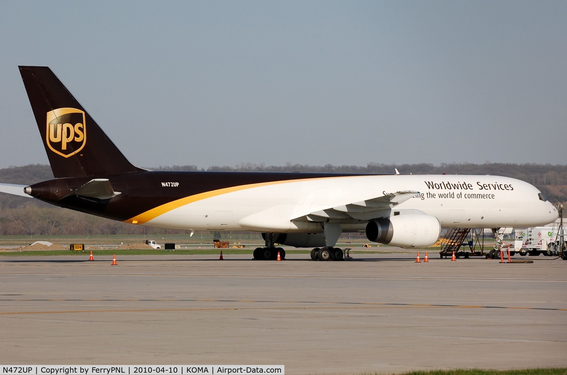 N472UP, 1998 Boeing 757-24APF C/N 28843, UPS B752F awaiting its packages.