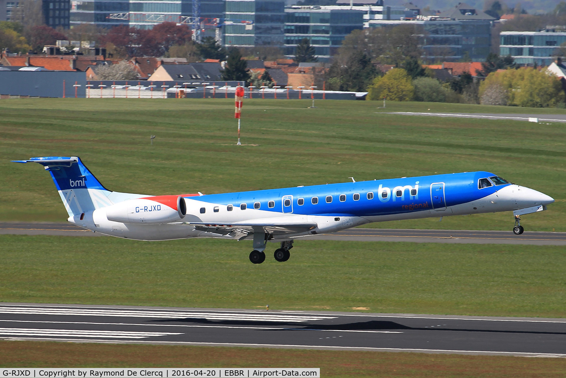 G-RJXD, 2000 Embraer EMB-145EP (ERJ-145EP) C/N 145207, Landing on rwy 01.