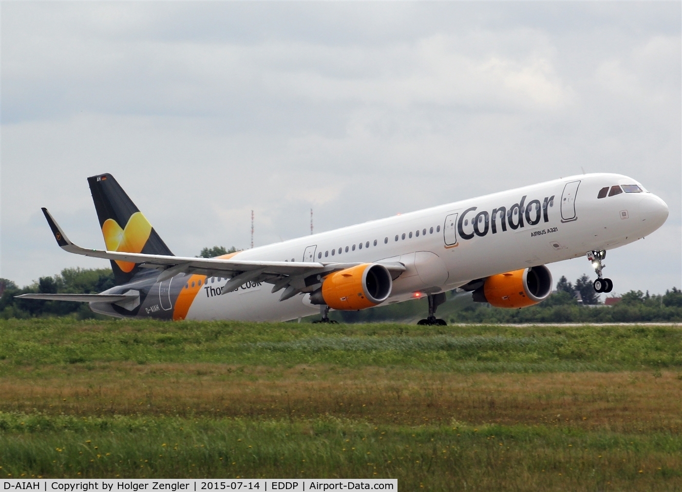 D-AIAH, 2015 Airbus A321-211 C/N 6615, Coming out of the green....